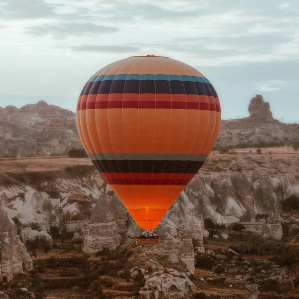 Globo de aire caliente volando sobre Capadocia amanecer — Foto de Stock