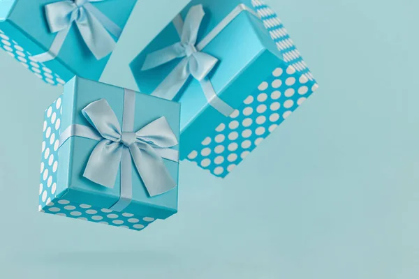 Scatole Regalo Blu Con Nastri Sfondo Blu Copia Spazio — Foto Stock