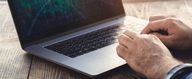 Merkez ofis işyeri. Merkez ofiste oturan adam dizüstü bilgisayar analizine bakıyor.