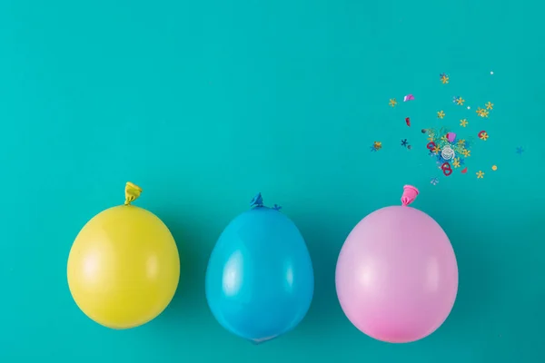 Tres Globos Diferentes Colores Con Confeti Feliz Cumpleaños Vista Superior — Foto de Stock