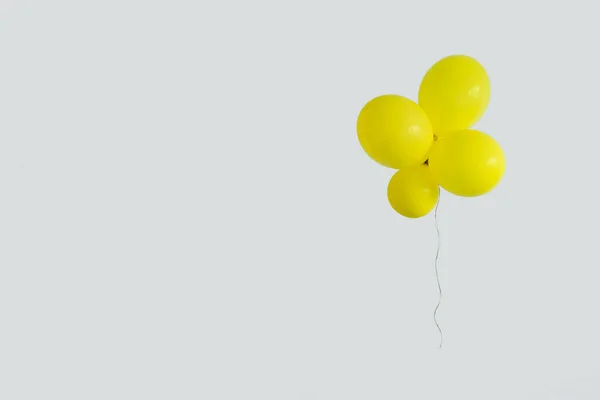 コピースペースで白い背景に黄色の風船を設定します 最小限のパーティーコンセプト — ストック写真
