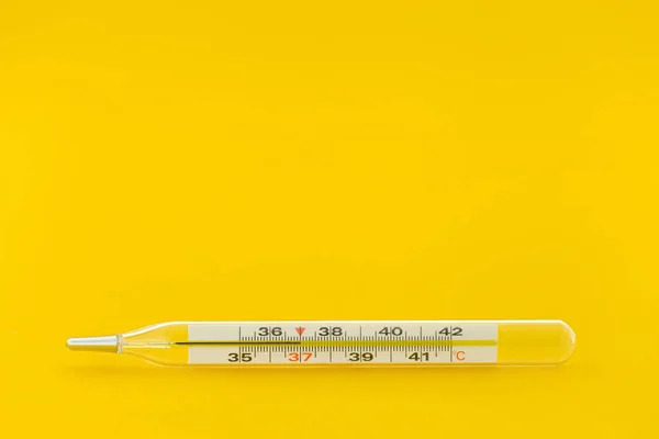 Zamknąć Termometr Temperaturze Stopni Żółtym Tle — Zdjęcie stockowe