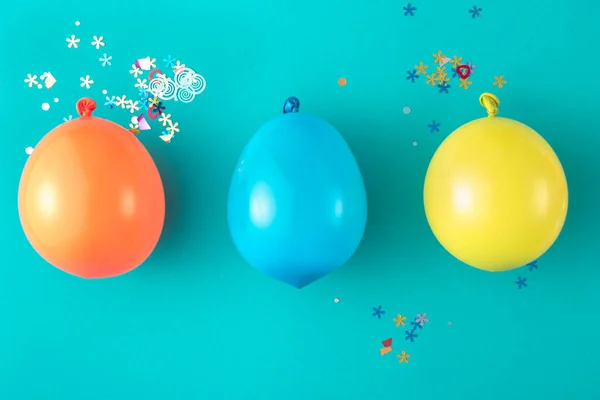 Drei Verschiedene Luftballons Auf Blauem Hintergrund Draufsicht Happy Birthday Dekoration — Stockfoto