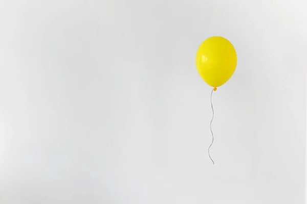 コピースペース付きの白い背景に黄色の風船 最小限のパーティーコンセプト — ストック写真