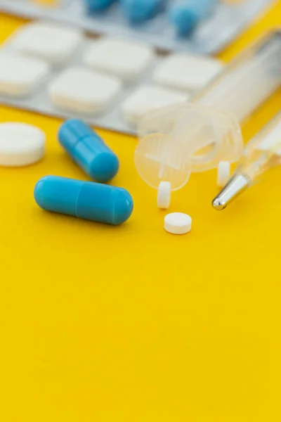 Pharmaceuticals Antibiotics Capsule Pill Medicine Yellow Background Copy Space — Stock Photo, Image