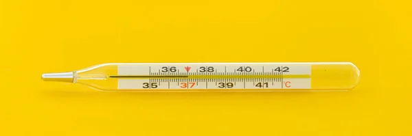 Termometro Vicino Con Temperatura Fondo Giallo — Foto Stock
