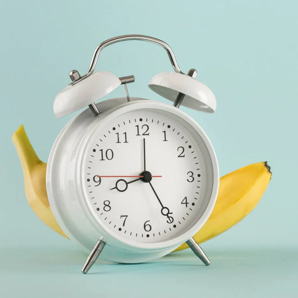 Conceito Educação Relógio Alarme Antigo Com Banana Fundo Claro Com — Fotografia de Stock