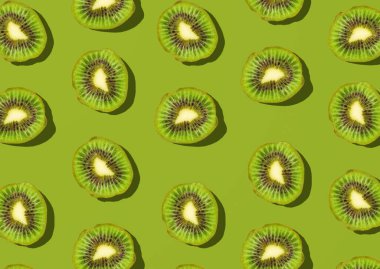 Yeşil arka planda kivi dilimli desen Üst Görünüm Düzlüğü yatıyordu. Yaratıcı yaz konsepti