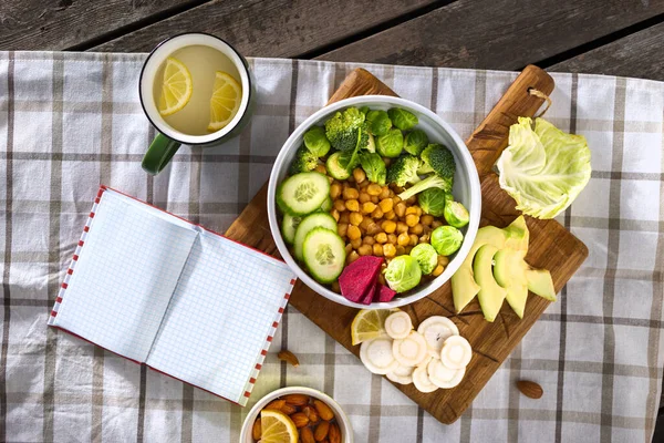 Откройте Блокнот Пустыми Страницами Тарелкой Свежих Вегетарианских Блюд Сбалансированное Питание — стоковое фото