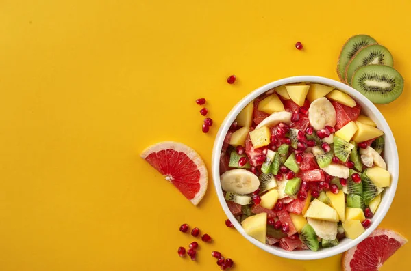 Gezonde Kleurrijke Fruitsalade Schaal Gele Achtergrond Met Kopieerruimte Bovenaanzicht Dieet — Stockfoto