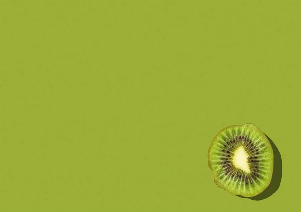 Kiwi Fatia Fundo Verde Com Espaço Cópia Vista Superior — Fotografia de Stock