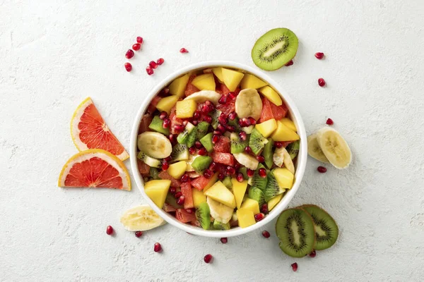 Vers Fruit Salade Licht Oppervlak Top View Zomer Voedsel Concept — Stockfoto