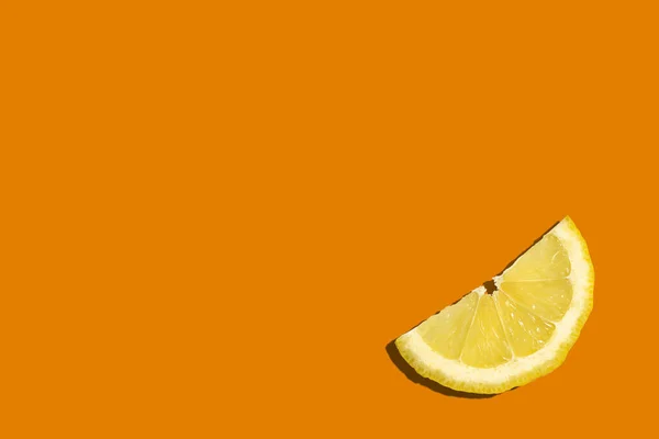 レモンスライスをオレンジの背景にコピースペーストップビュー — ストック写真