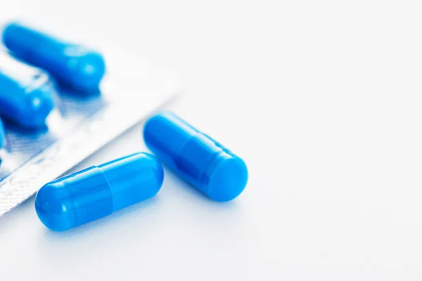Kék Kapszula Tabletták Fehér Háttér Másolás Tér — Stock Fotó
