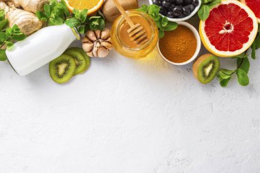 Bağışıklık sistemini güçlendirmek için sebze ve meyve koyun. Bağışıklık sistemi için sağlıklı ürünler üst görüşü arttırıyor. Boşluğu kopyala