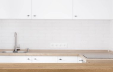 Montaj ürünü görüntüleme yeri olan bulanık mutfak arka planındaki mutfak masası