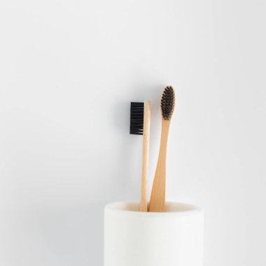 Doğal eko bambu diş fırçası beyaz arkaplan arkaplan görünümünde duruyor. Boşluğu kopyala