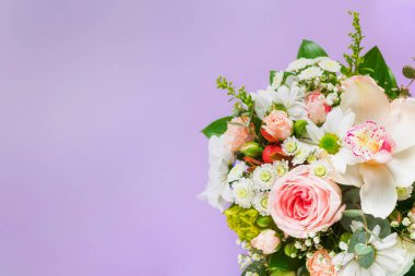 Mor arkaplandaki çiçek buketi hediye kutularının fotokopisi düzdü.