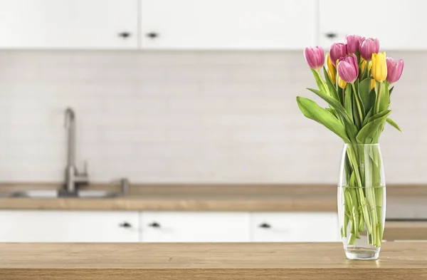 Bouquet Von Schönen Tulpen Auf Der Küchentischplatte Auf Verschwommenem Küchenhintergrund — Stockfoto