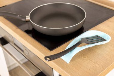Ev yemeği için yeni spatula