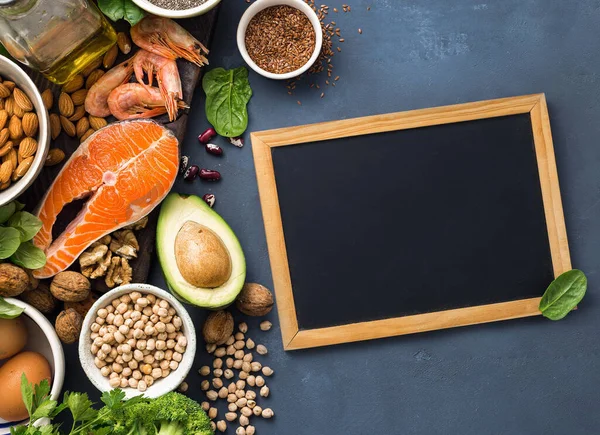 Chalkboard Vazio Para Seu Texto Com Fontes Alimentos Ômega Gorduras — Fotografia de Stock