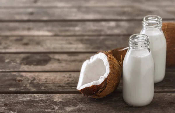 Leite Coco Garrafas Mesa Madeira Conceito Alimentação Saudável — Fotografia de Stock