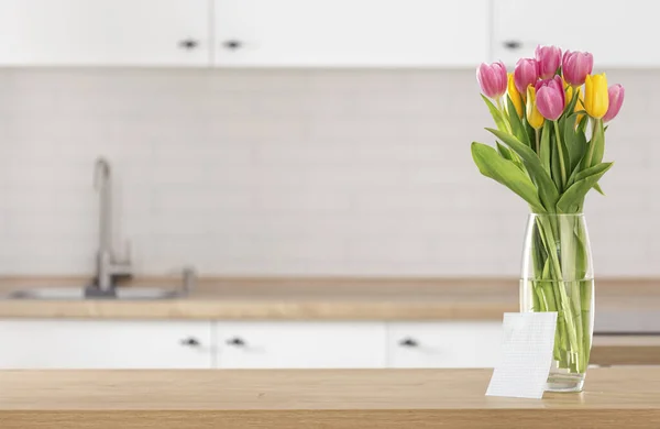 Strauß Schöner Tulpen Auf Küchentisch Mit Leerem Blatt Papier Für — Stockfoto