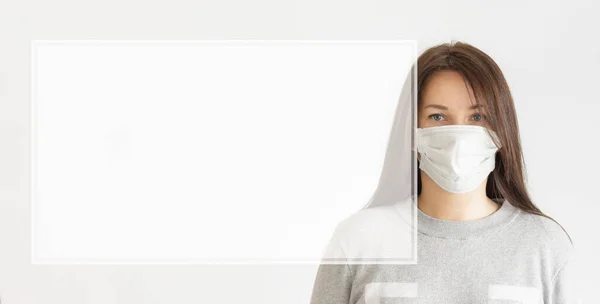 Nainen Naamarissa Valkoisella Taustalla Koronavirusinfluenssaviruksen Tai Ilman Pilaantumisen Käsite — kuvapankkivalokuva