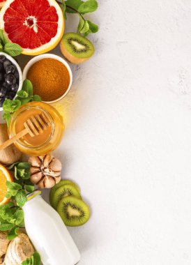 Bağışıklık sistemi için sağlıklı ürünler beyaz arkaplanda çoğaltılıyor ve üst görünümü kopyalıyor. Bağışıklık sistemini güçlendirmek için sebze ve meyve