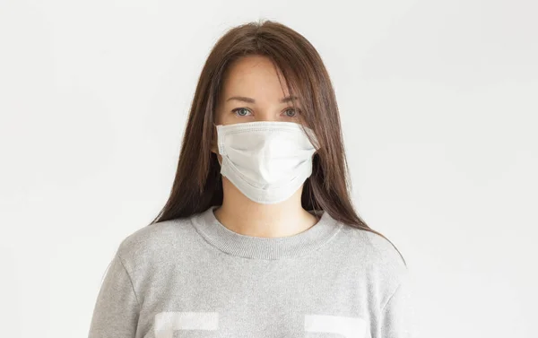 Vrouw Met Gezichtsmasker Witte Achtergrond Concept Van Het Coronavirusgriepvirus — Stockfoto