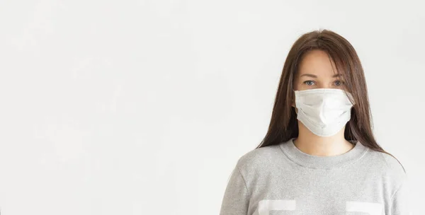 Vrouw Met Gezichtsmasker Witte Achtergrond Coronavirus Griepvirus Concept Kopieerruimte — Stockfoto