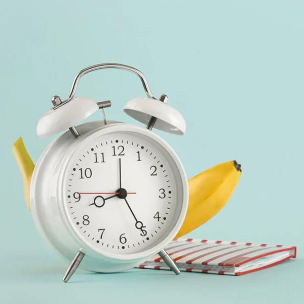 Old Alarm Clock Banana Notepad Light Background Place Your Test — Stock Photo, Image