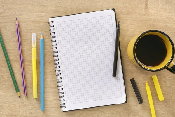 Defterli Ofis Masası Kahve Fincanı Renkli Kalemler Kalemler Üst Görünümde — Stok fotoğraf