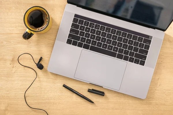 Concepto Educación Línea Cuaderno Blanco Con Portátil Taza Café Micrófono — Foto de Stock