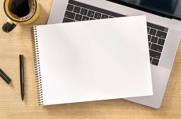 Online Arbeit Oder Bildungskonzept Blankes Notizbuch Mit Laptop Und Tasse — Stockfoto