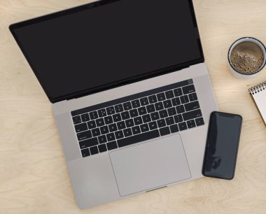 Ev ofisinin üst görünümünde serbest çalışan çalışma alanı