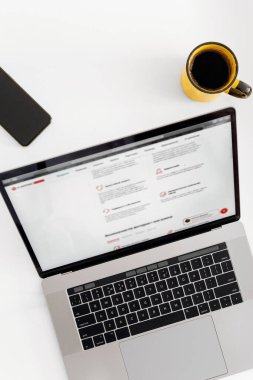 Uzak çalışma ya da çevrimiçi öğrenim kavramı Ev ofisinin üst görünümünde Freelancer çalışma alanı