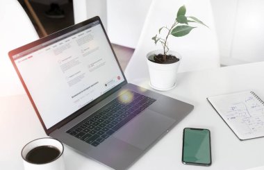 Uzaktan çalışma ya da çevrimiçi öğrenim kavramı Laptop, not defteri, kahve ve akıllı telefon ile serbest çalışma alanı