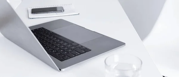 Laptop Auf Weißem Büro Oder Heimtisch Fernarbeit Oder Online Lernkonzept — Stockfoto