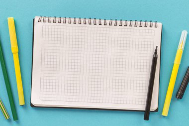 Mavi arkaplan görünümünde işaretleri olan okul sarmalı not defteri