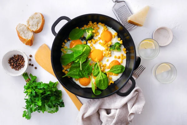 Mesa Desayuno Saludable Con Huevos Sartén Con Espinacas Sobre Fondo —  Fotos de Stock