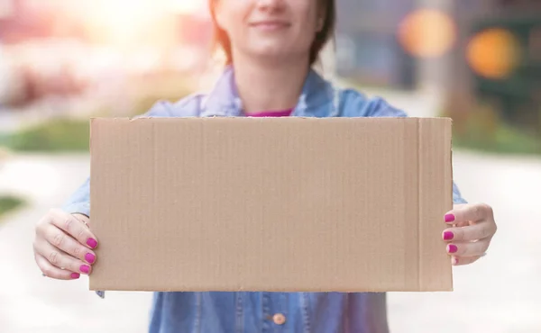 Mujer Joven Sosteniendo Cartel Blanco Sus Manos Cerca — Foto de Stock