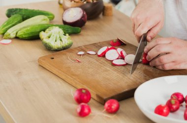 Adam vegan yemeği hazırlıyor. Lezzetli ve sağlıklı vejetaryen yemekleri.