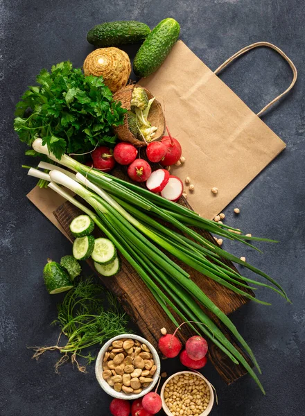 食品采购概念 装有素食配料的纸袋 新鲜蔬菜 麦片和坚果在黑暗的背景色下 — 图库照片