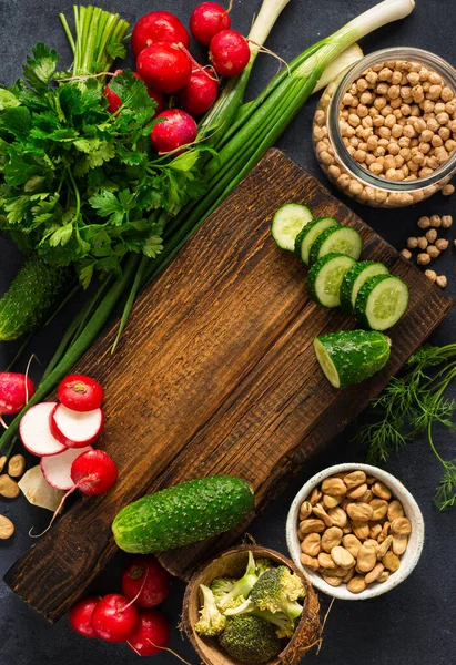 Egészséges Vegán Étel Vegetáriánus Főzés Koncepció Vágódeszka Friss Zöldségekkel Fűszerekkel — Stock Fotó