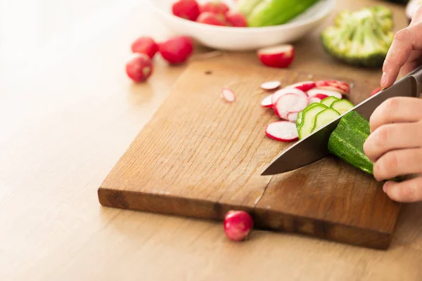 Чоловік Нарізаний Огірок Приготування Смачна Здорова Концепція Вегетаріанської Їжі — стокове фото