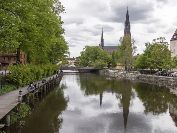 Uppsala şehir merkezi İsveç, su yüzey yansıtan Uppsala Katedrali kilisede görünümünü