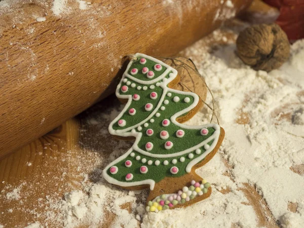 Pão Gengibre Forma Árvore Natal Com Cobertura Colorida Decorações — Fotografia de Stock