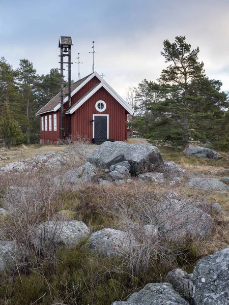 Маленькая Красная Церковь Скалистом Берегу Балтийского Моря Шведском Городе Хохфильцене — стоковое фото
