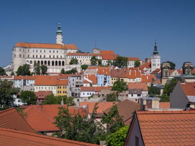 Mikulov Eski Kasabası (Mikulov Kalesi, Keçi Kulesi, St. Wenceslas Kilisesi) panoramik manzarası, 2019 yazında Çek Cumhuriyeti